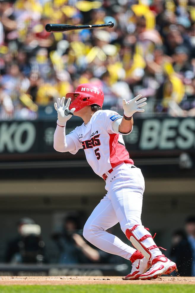 KIA 김도영이 26일 광주-기아 챔피언스 필드에서 열린 2025 KBO리그 LG전에서 1회말 적시타를 터뜨리고 있다. 사진 | KIA 타이거즈