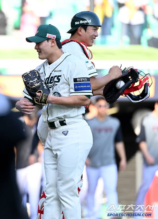 20일 인천SSG랜더스필드에서 열린 SSG와 LG의 경기, SSG가 9대3으로 승리하며 6연패에서 탈출했다. 승리의 기쁨을 나누는 조병현-조형우 배터리의 모습. 인천=허상욱 기자wook@sportschosun.com/2025.04.20/