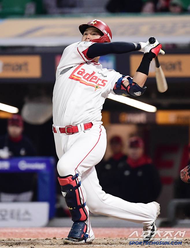 27일 인천 SSG랜더스필드에서 열린 KBO리그 SSG와 롯데의 경기. 타격하는 SSG 조형우. 인천=송정헌 기자songs@sportschosun.com/2025.03.27/