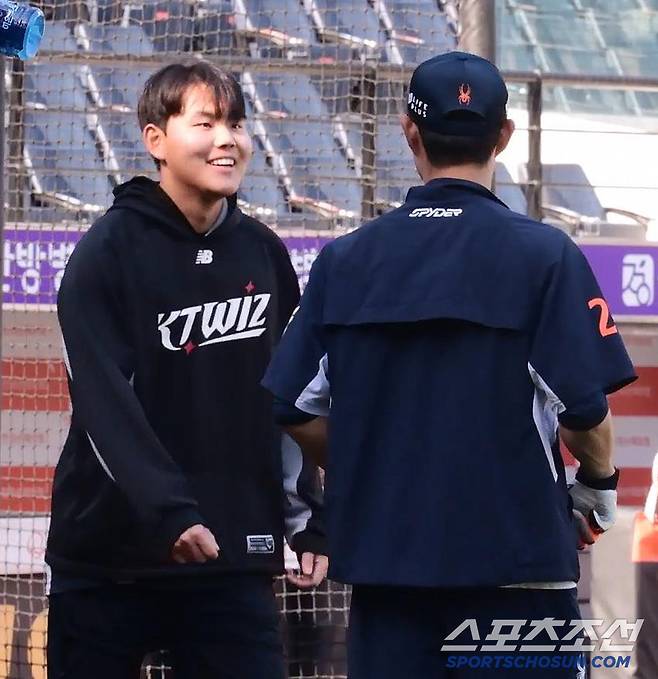 25일 대전 한화생명볼파크에서 열리는 한화와 KT의 경기. 경기 전 KT 선발 소형준이 한화 심우준을 찾아 인사를 나누고 있다. 대전=송정헌 기자songs@sportschosun.com/2025.04.25/