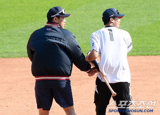 전준우가 그라운드 정리 중이던 김민석의 손을 잡았다. 코치들 눈치를 보는 김민석을 전준우가 외야로 끌고 갔다. 잠실=정재근 기자 cjg@sportschosun.com