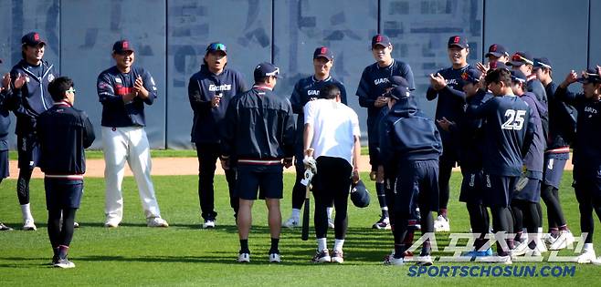 친정식구 모두가 김민석을 반겼다