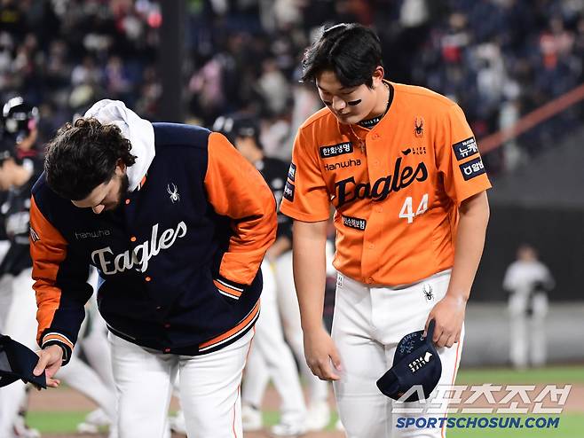 KT가 한화에 2대 1로 승리했다. 팬들에게 인사하는 김서현.