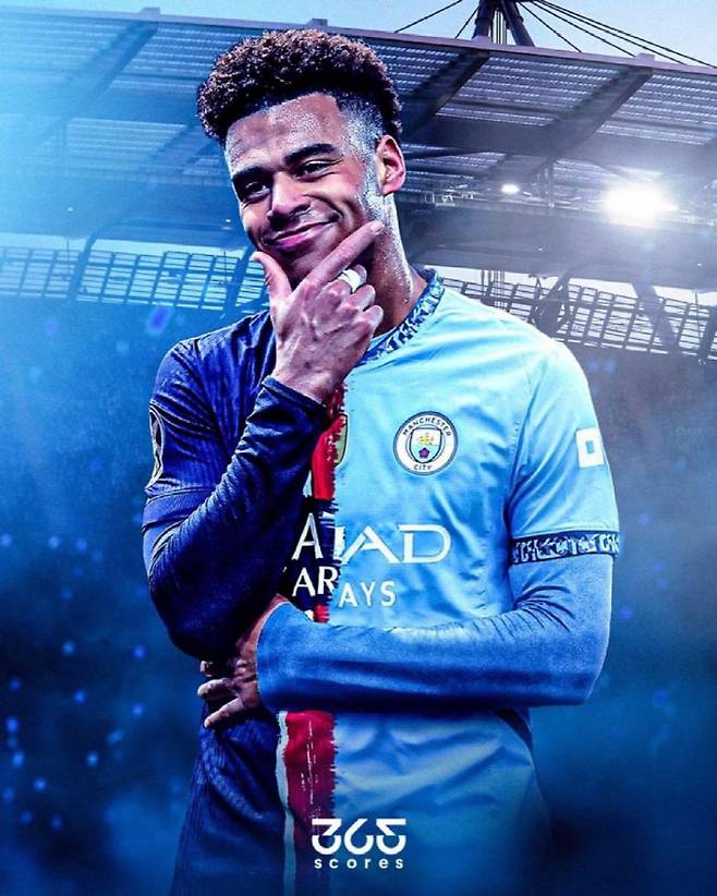 [스포츠조선 강우진 기자]맨체스터 시티가 프랑스 리그1 파리 생제르망(PSG)의 미드필더 데지레 두에 영입을 검토 중이라고 한다. 이강인의 포지션 경쟁자인 두에가 맨시티로 떠난다면 다음 시즌 경쟁에서 우위를 점할 수 있다.

영국 더하드태클은 스페인 피차헤스의 보도를 인용해 '맨체스터 시티가 이번 여름 이적 시장을 앞두고 PSG의 유망주 데지레 두에 영입을 검토하고 있다'고 보도했다.

맨체스터 시티는 PSG에서 맹활약 중인 데지레 두에에게 관심을 갖고 있으며, 펩 과르디올라 맨시티 감독은 다음 시즌 공격과 더불어 다양한 포지션 소화가 가능한 선수를 원하고 있다는 것이다. 사진=SNS