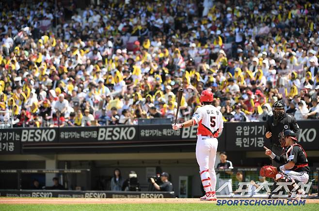 26일 광주 기아챔피언스필드에서 열린 KIA 타이거즈와 LG 트윈스의 경기. 1회말 무사 1,2루 KIA 김도영이 타석에 들어서고 있다. 광주=박재만 기자 pjm@sportschosun.com/2025.04.26/