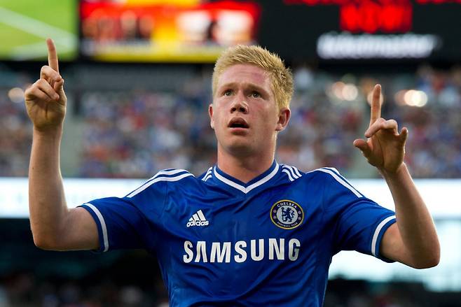 [스포츠조선 강우진 기자]맨체스터 시티의 하늘색 유니폼을 입던 케빈 더브라위너가 다음 시즌 팀을 떠나며 첼시의 진한 파란색 유니폼을 입을 가능성이 제기돼 왔다. 그러나 예상외로 첼시가 더브라위너를 영입할 가능성은 적은 것으로 드러났다.

영국 텔레그래프는 26일(한국시각) '맨체스터 시티의 더브라이너가 이번 여름 자유계약으로 팀을 떠날 예정이지만, 첼시가 그를 다시 영입할 가능성은 낮다'고 보도했다. 사진=SNS