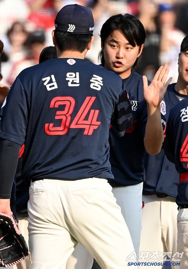 승리를 지켜낸 정철원과 김원중의 하이파이브