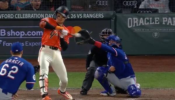 명백하게 배트에 맞았지만 헛스윙 삼진이 선언됐다. ⓒMLB 중계화면 캡쳐