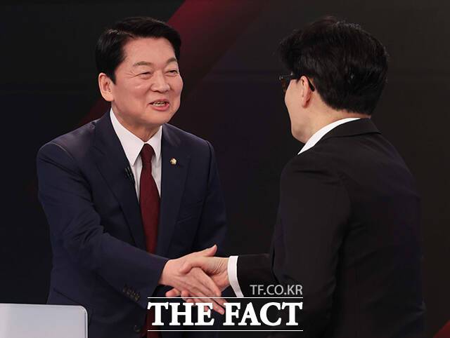 26일 오후 서울 중구 매경미디어센터에서 열린 국민의힘 대통령 선거 제2차 경선 후보자 토론회에서 안철수 후보(왼쪽)와 한동훈 후보가 인사를 나누고 있다. /국회사진취재단