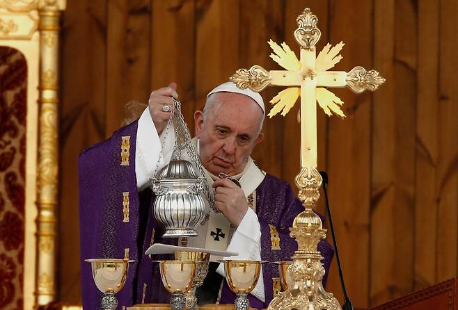 2021년 프란치스코 교황이 이라크 쿠르디스탄 지역 아르빌의 프란소 하리리 스타디움에서 미사를 집전하고 있다. /AP 연합뉴스