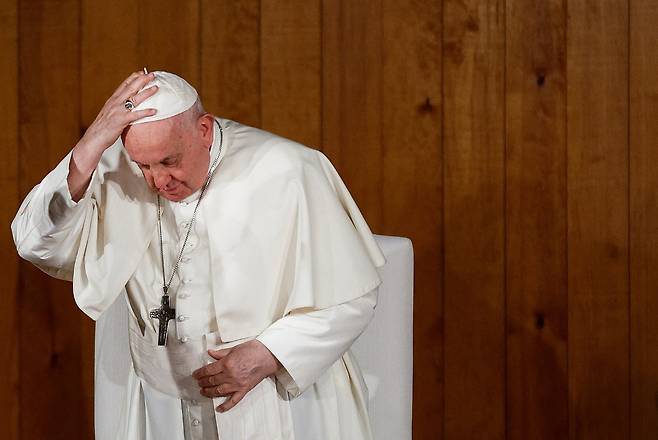 2023년 8월 프란치스코 교황이 포르투갈 리스본에서 개최되는 제27회 세계 청년의 날을 맞아 포르투갈로 향하던 중 머리 위 주케토를 조정하고 있다. /로이터