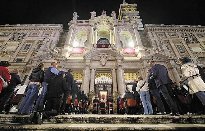 교황 안장될 성당에도 추모 인파 - 24일 밤 프란치스코 교황의 숙소가 있던 산타 마리아 마조레 대성당(성모 대성전) 입구에서 열린 묵주기도회에 조문객들이 참여하고 있다. 교황은 생전 남긴 유언에서 이곳에 유해를 안장해달라고 당부했다. 교황 선종 후 바티칸은 세계 각국에서 찾아온 추모 인파로 붐비고 있다. /AP 연합뉴스