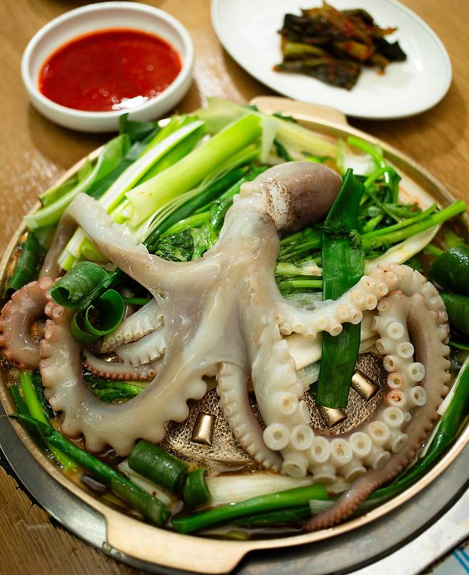 서울 영등포구 '매일낙지'의 불낙지. 마치 공수부대가 낙하하듯 전격적으로 뜨거운 불판 위에 올라간 커다란 낙지는 거칠게 몸을 뒤틀었다. /이경호 영상미디어 기자