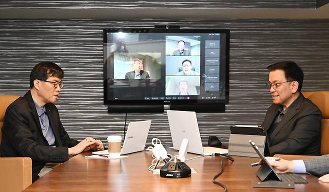 최상목(오른쪽) 경제부총리 겸 기획재정부 장관과 이창용 한국은행 총재가 26일 미국 워싱턴 DC에서 한국에 있는 김병환 금융위원장, 이복현 금융감독원장과 화상으로 거시 경제·금융 현안 간담회(F4 회의)를 하고 있다. /기획재정부 제공