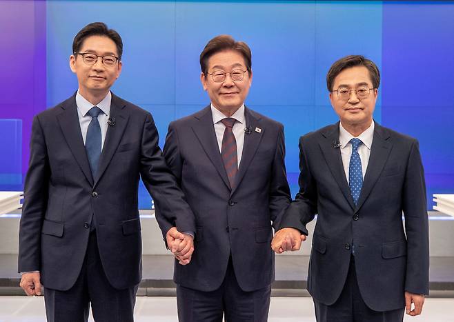 25일 서울 중구 TV조선 스튜디오에서 열린 더불어민주당 경선 마지막 TV토론회에서 후보들이 기념 촬영을 하고 있다. 왼쪽부터 김경수, 이재명, 김동연 후보. /연합뉴스
