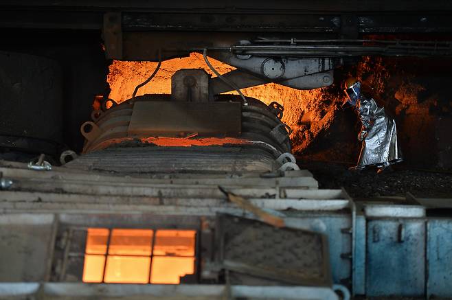 포스코의 포항제철소 제 2고로에서 출선 작업이 진행되는 모습. /포스코 제공