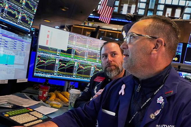 트레이더들이 미국 뉴욕증권거래소(NYSE)에서 일하고 있다. / AP 연합뉴스