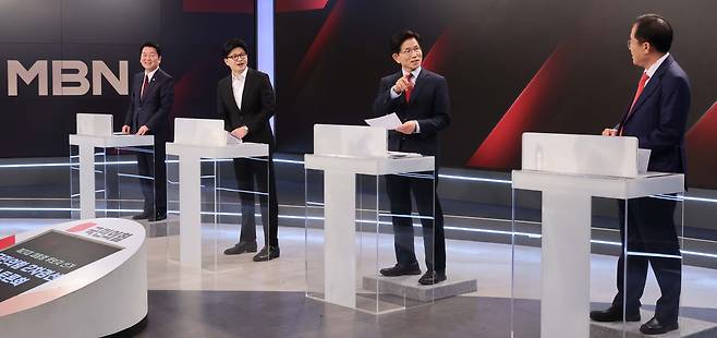 26일 서울 중구 매경미디어센터에서 열린 국민의힘 대통령 선거 제2차 경선 후보자 토론회에서 경선 후보들이 토론에 앞서  대화를 하고 있다. 왼쪽부터 안철수, 한동훈, 김문수, 홍준표 경선 후보. /뉴스1