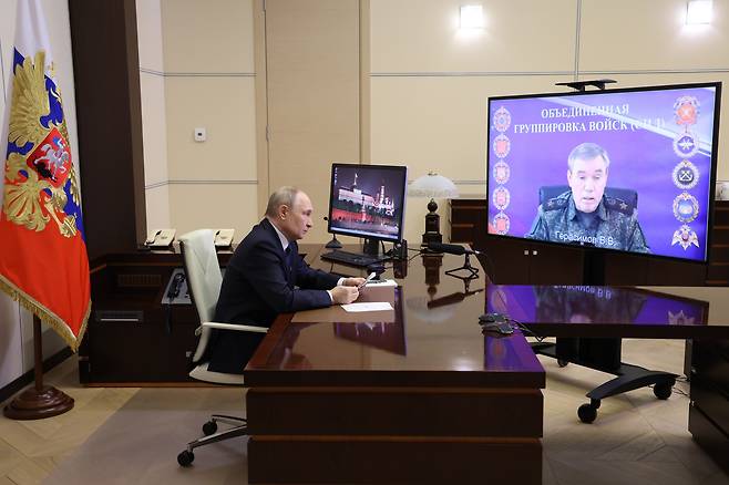 블라디미르 푸틴 러시아 대통령이 발레리 게라시모프 러시아군 총참모장으로부터 쿠르스크 해방 작전이 끝났다는 보고를 받고 있다./EPA 연합뉴스