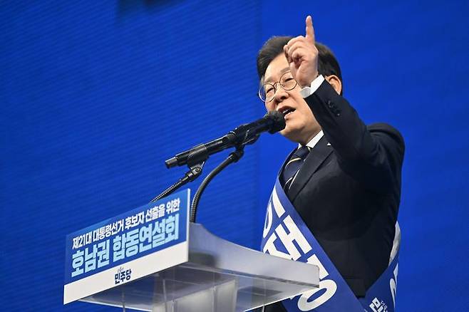 이재명 더불어민주당 대선 경선후보가 26일 오후 광주 서구 김대중컨벤션센터에서 열린 더불어민주당 21대 대통령선거 후보자 선출을 위한 호남권 합동연설회에서 정견 발표에 나서고 있다. ⓒ뉴시스