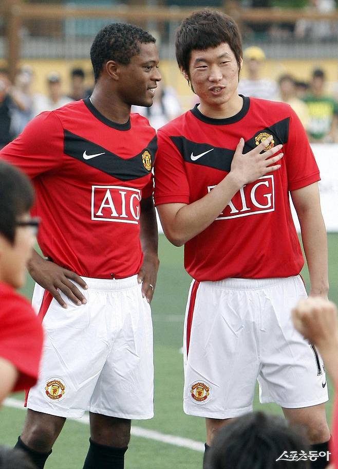 2009년 7월 23일 오후 서울 청구초등학교 운동장에서 열린 ‘나이키 맨체스터 유나이티드 축구교실’에서 에브라(왼쪽)와 박지성이 대화를 나누고 있다. 양회성 기자 yohan@donga.com