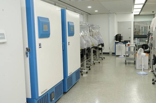 대변 이식액이 담긴 냉동고. 어린이과학동아 제공