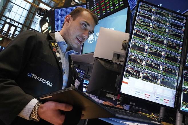 뉴욕 증시가 25일(현지시간) 나흘째 상승세를 이어가며 높은 주간 상승률을 기록했다. 테슬라가 9.8% 폭등하는 등 이날도 M7 빅테크가 상승 흐름을 주도했다. AP 연합