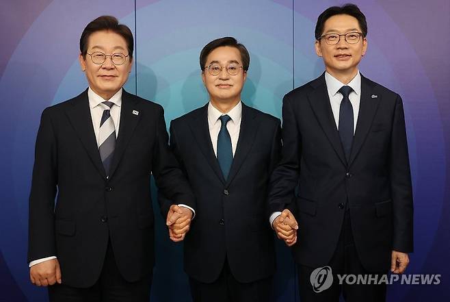 김경수(사진 오른쪽), 김동연(가운데), 이재명(왼쪽) 등 더불어민주당 대선 경선 후보 3명이 26일 오후 3시 광주 김대중컨벤션센터에서 열린 호남권 순회 경선 합동연설회에서 저마다 호남지역 공약을 발표하며 지지를 호소한다. 연합뉴스 제공