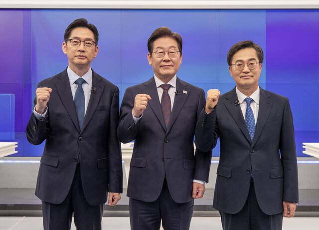 더불어민주당의 대선 후보 경선 3차 티브이(TV) 토론에 참여한 김경수(왼쪽), 이재명, 김동연 후보가 토론에 앞서 사진을 촬영하고 있다. 국회사진기자단