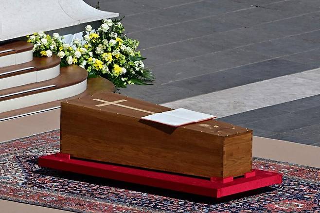 복음서가 프란치스코 교황의 관 위에 놓여 있다. 바티칸/AFP 연합뉴스