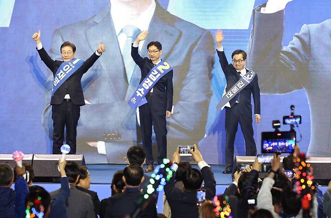 2025년 4월20일 오후 울산광역시 울산전시컨벤션센터에서 열린 더불어민주당 제21대 대통령 선거 후보자 선출을 위한 영남권 합동연설회에서 왼쪽부터 이재명·김경수·김동연 후보가 손을 흔들고 있다. 한겨레 윤운식 선임기자 yws@hani.co.kr