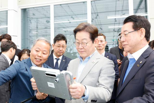 이재명 더불어민주당 대선 경선 후보가 25일 전남농업기술원에서 농업과학기술진흥 간담회를 갖고 에너지자립형 온실을 둘러보고 있다. 나주=뉴스1