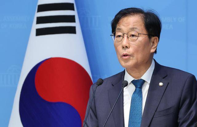 이재명캠프 정책본부장인 윤후덕 더불어민주당 의원이 23일 서울 여의도 국회 소통관에서 열린 이재명 대선 경선 후보 강원·제주 지역 공약 발표 기자회견에서 발언을 하고 있다. 뉴시스