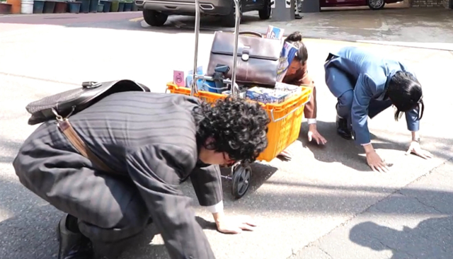 '놀면 뭐하니?'에서 랜선 효도를 돕는 '착한 일 주식회사' 선행 3팀의 모습이 그려진다. 방송을 앞두고 공개된 사진 속에는 유재석과 하하 임우일이 길에서 큰절을 올리는 모습이 담겼다. MBC 제공