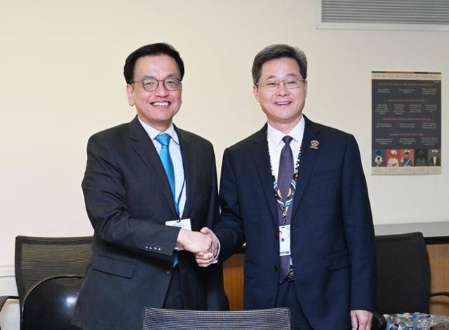 한미 관세 협의와 주요 20개국(G20) 재무장관 회의 및 국제통화금융위원회(IMFC) 참석을 위해 미국을 방문 중인 최상목(왼쪽) 부총리 겸 기획재정부 장관이 23일 세계은행(WB)에서 란 포안 중국 재무장관과의 면담에 앞서 악수하고 있다. 기재부 제공