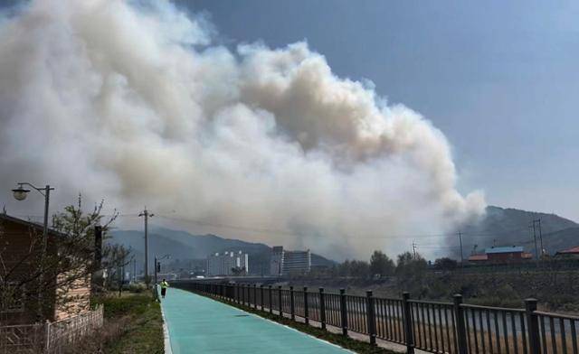 26일 오후 1시 18분쯤 강원 인제군 상남면 하남리 한 야산에서 발생한 산불로 인해 인제시내가 자욱한 연기에 뒤덮여 있다. 연합뉴스