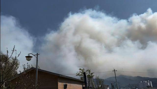 26일 오후 1시 18분쯤 강원 인제군 상남면 하남리 한 야산에서 발생한 산불로 인해 인제시내가 자욱한 연기에 뒤덮여 있다. 연합뉴스