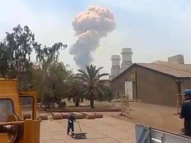 이란 남부 반다르압바스의 샤히드 라자이 항구에 26일 원인 불명 폭발로 인한 연기가 치솟고 있다. 이란 국영 방송 보도를 캡처한 사진이다. AFP 연합뉴스이란 남부 반다르압바스의 샤히드 라자이 항구에 26일 원인 불명 폭발로 인한 연기가 치솟고 있다. 이란 국영 방송 보도를 캡처한 사진이다. AFP 연합뉴스