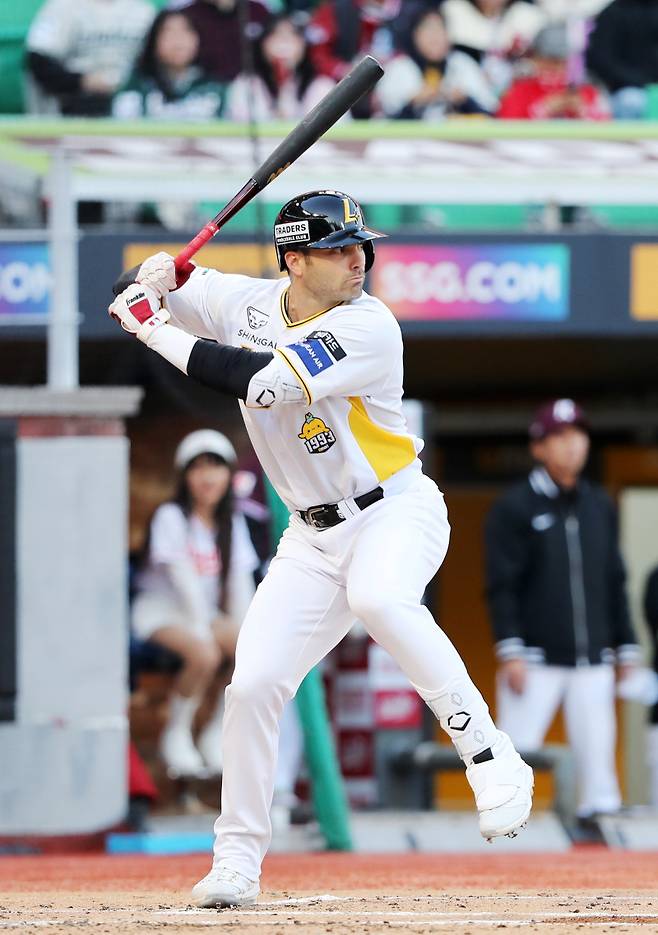 25일 인천 키움전에서 타석을 소화하는 라이언 맥브룸. SSG 제공