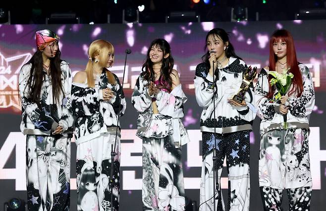 [2024 KGMA] 그룹 뉴진스가 16일 인천 중구 운서동 인스파이어 아레나에서 열린 '2024 코리아그랜드뮤직어워즈(KGMA)' 첫째날 아티스트데이에서 2024 그랜드 아타스트상을 수상하고 소감을 말하고 있다. 일간스포츠(이데일리M)가 주최하고 KGMA 조직위원회가 주관하는 '2024 KGMA'는 올해 창간 55주년을 맞은 일간스포츠가 대한민국 대중음악계에 새로운 패러다임을 제시하기 위해 새롭게 개최하는 시상식으로 16, 17일 이틀간 펼쳐진다. 영종도(인천)=KGMA특별취재반 /2024.11.16/