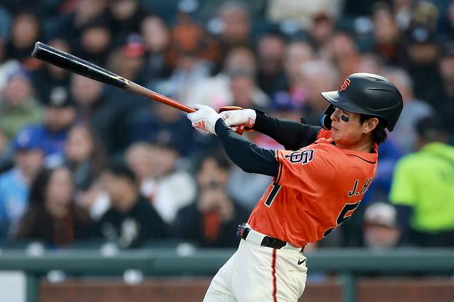 <yonhap photo-2810=""> SAN FRANCISCO, CALIFORNIA - APRIL 25: Jung Hoo Lee #51 of the San Francisco Giants hits a single in the first inning against the Texas Rangers at Oracle Park on April 25, 2025 in San Francisco, California. Ezra Shaw/Getty Images/AFP (Photo by EZRA SHAW / GETTY IMAGES NORTH AMERICA / Getty Images via AFP)/2025-04-26 12:01:50/ <저작권자 ⓒ 1980-2025 ㈜연합뉴스. 무단 전재 재배포 금지, AI 학습 및 활용 금지></yonhap>
