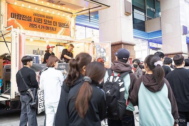 ▲ 덕분에 정말 많은 사람들이 발길을 멈추고 이벤트에 참여했습니다