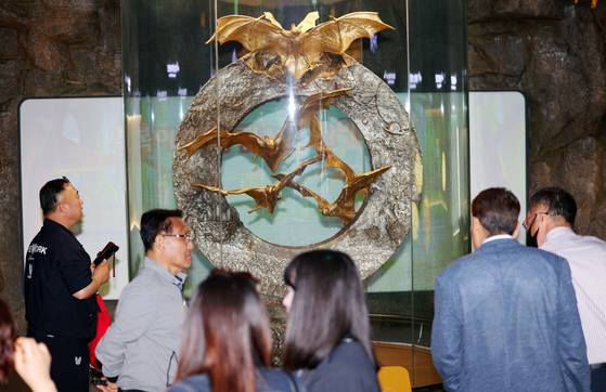 '2024 함평나비대축제'가 개막한 지난해 4월 26일 오전 전남 함평군 함평엑스포공원에 전시된 황금박쥐상 앞에서 방문객들이 기념사진을 찍고 있다. 연합뉴스