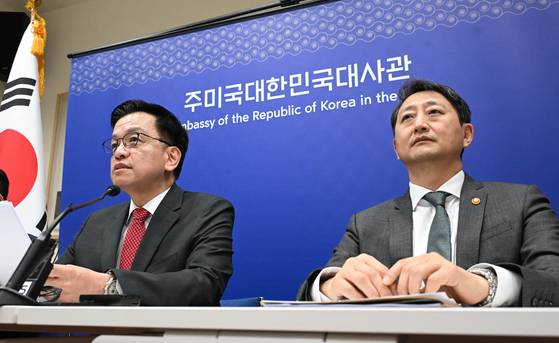 최상목 부총리 겸 기획재정부 장관이 안덕근 산업통상자원부 장관과 함께 24일(현지시간) 미국 워싱턴D.C. 주미대사관에서 한·미 2+2 통상협의(Trade Consultation) 관련 합동브리핑을 하고 있다. 뉴스1