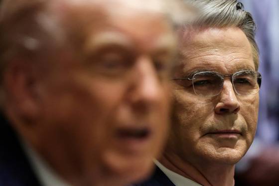 스콧 베센트 미국 재무장관이 24일 백악관에서 진행된 노르웨이 총리와의 정상회담 도중 트럼프 대통령의 발언을 지켜보고 있다. 로이터=연합뉴스