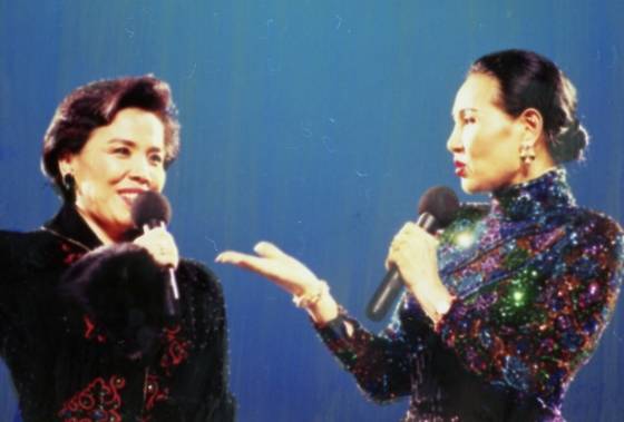 1994년 KBS창사특집 ‘빅쇼’ 무대에 함께 오른 이미자(왼쪽)와 패티김. [중앙포토]