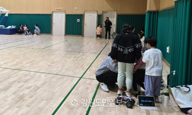 ▲ 26일 오후 1시 11분쯤 인제군 상남면 하남리 인근 야산에서 산불이 발생했다. 이 산불로 옛 현인병원 인근 주민들이 기린중고 체육관으로 대피했다.