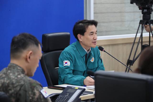 ▲ 강원도는 26일 인제 산불 발생 직후 도청 재난안전상황실에서 김진태 도지사 주재로 긴급회의를 열고 전체 대응 상황을 점검하고 있다. 도 제공