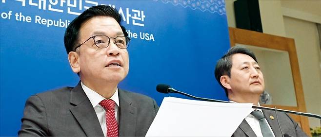 < 협상 ‘굿 스타트’ > 최상목 부총리 겸 기획재정부 장관(왼쪽)과 안덕근 산업통상자원부 장관이 24일(현지시간) 미국 워싱턴DC의 주미 한국대사관에서 ‘한·미 2+2 통상 협의’ 합동브리핑을 하고 있다. /기획재정부 제공