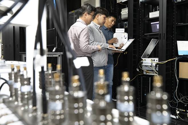 KT는 국내외 장비 제조사와 함께 5G 상용 기지국에 서로 다른 제조사의 오픈랜 무선장비(O-RU)를 연동하는 데 성공했다고 2023년 11월 밝혔다. 사진은 KT와 쏠리드, 에프알텍 관계자가 5G 상용 기지국과 멀티 벤더의 O-RU 연동을 테스트하는 모습. 한경DB